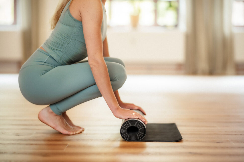 Marie rollt die Pilates-Matte im Studio in Solingen aus
