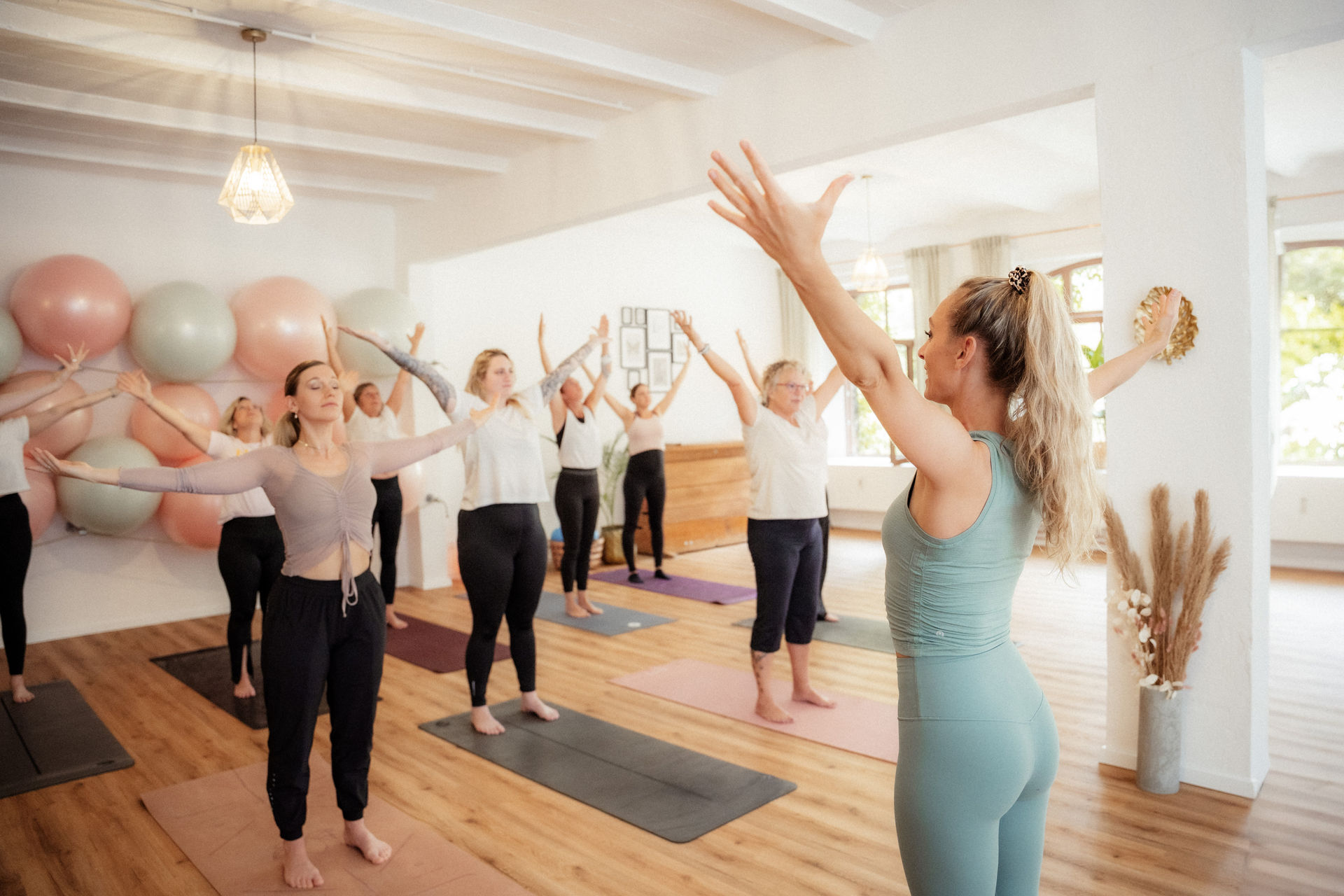 31 - Marie_Webseite_Druckauflösung (31 von 160) Eine Frau hält die Position des umgekehrten Stütz auf einer Pilates-Matte.